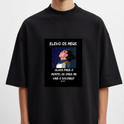 Camiseta com estampa frontal de um personagem animado olhando para cima sob chuva, acompanhado da frase "ELEVO OS MEUS OLHOS PARA O MONTE; DE ONDE ME VIRÁ O SOCORRO?" e referência a Salmo 121.