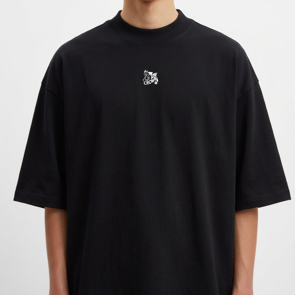 Camiseta com estampa frontal de pequena figura abstrata e estampa traseira de ilustração de guerreiro viking com capacete ornamentado e inscrição "Viking Courage".