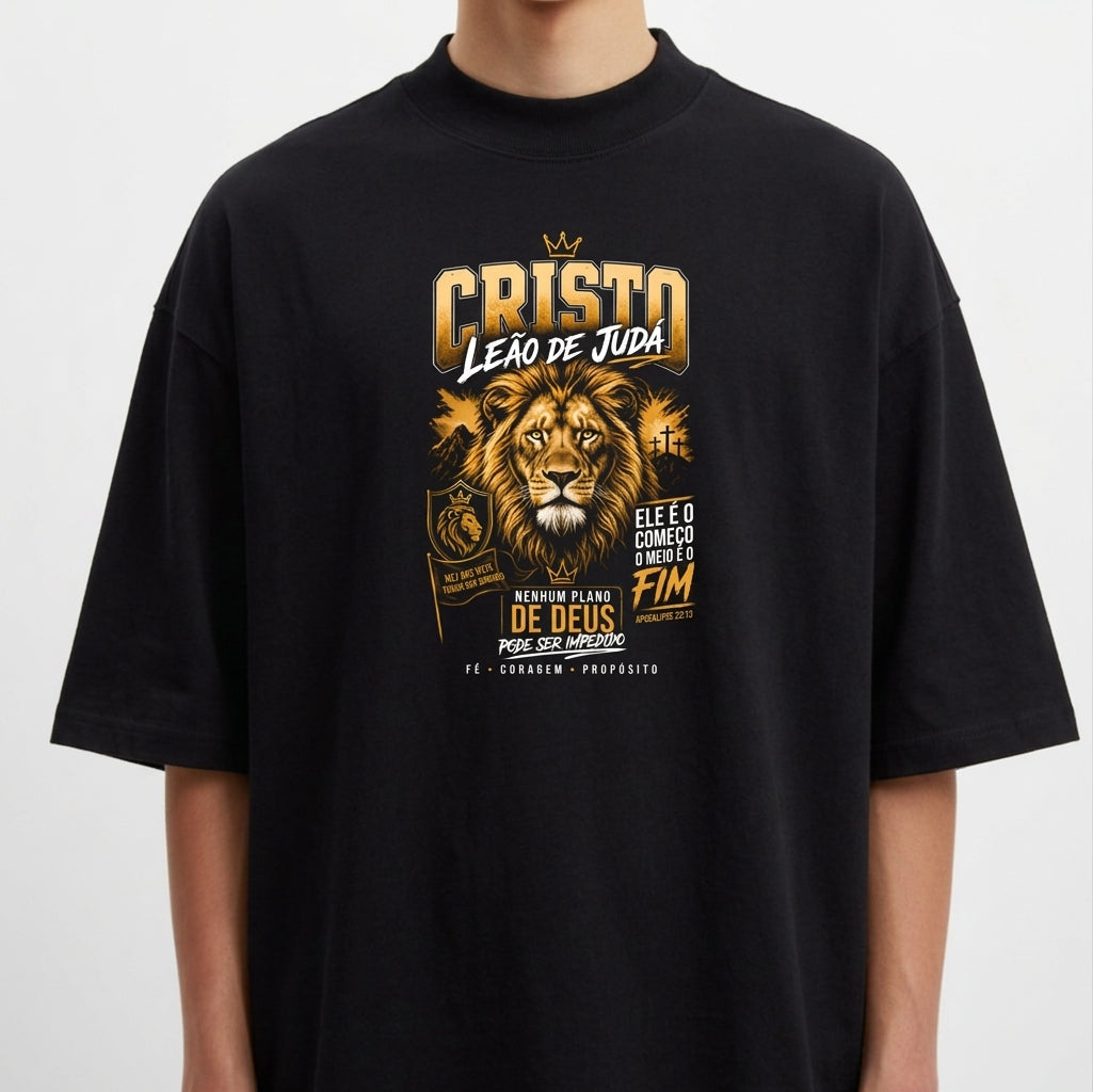 Camiseta com estampa frontal de um leão majestoso cercado por textos em estilo impactante, incorporando elementos de poder, fé e espiritualidade.