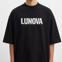 Camiseta com estampa frontal de "LUNOVA" em letras grandes e efeito desgastado, e estampa traseira de um olho detalhado entre "OPEN YOUR EYES".