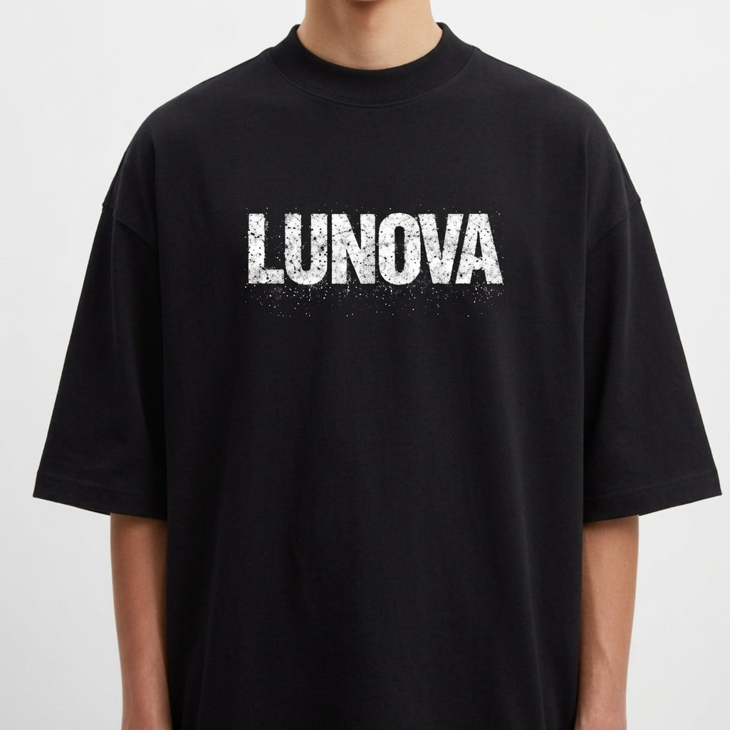 Camiseta com estampa frontal de "LUNOVA" em letras grandes e efeito desgastado, e estampa traseira de um olho detalhado entre "OPEN YOUR EYES".