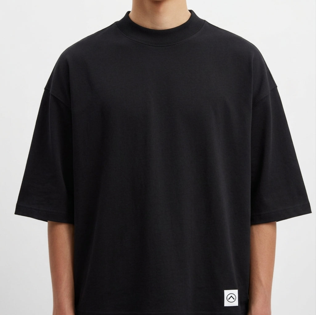 Camiseta com estampa frontal de pequeno logotipo minimalista e estampa traseira de ilustração artística de rosto masculino entrelaçado com elementos geométricos e tribais.