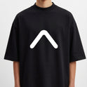 Camiseta com estampa frontal de símbolo minimalista em forma de flecha e estampa traseira de fotografia de oceano com coordenadas no rodapé.
