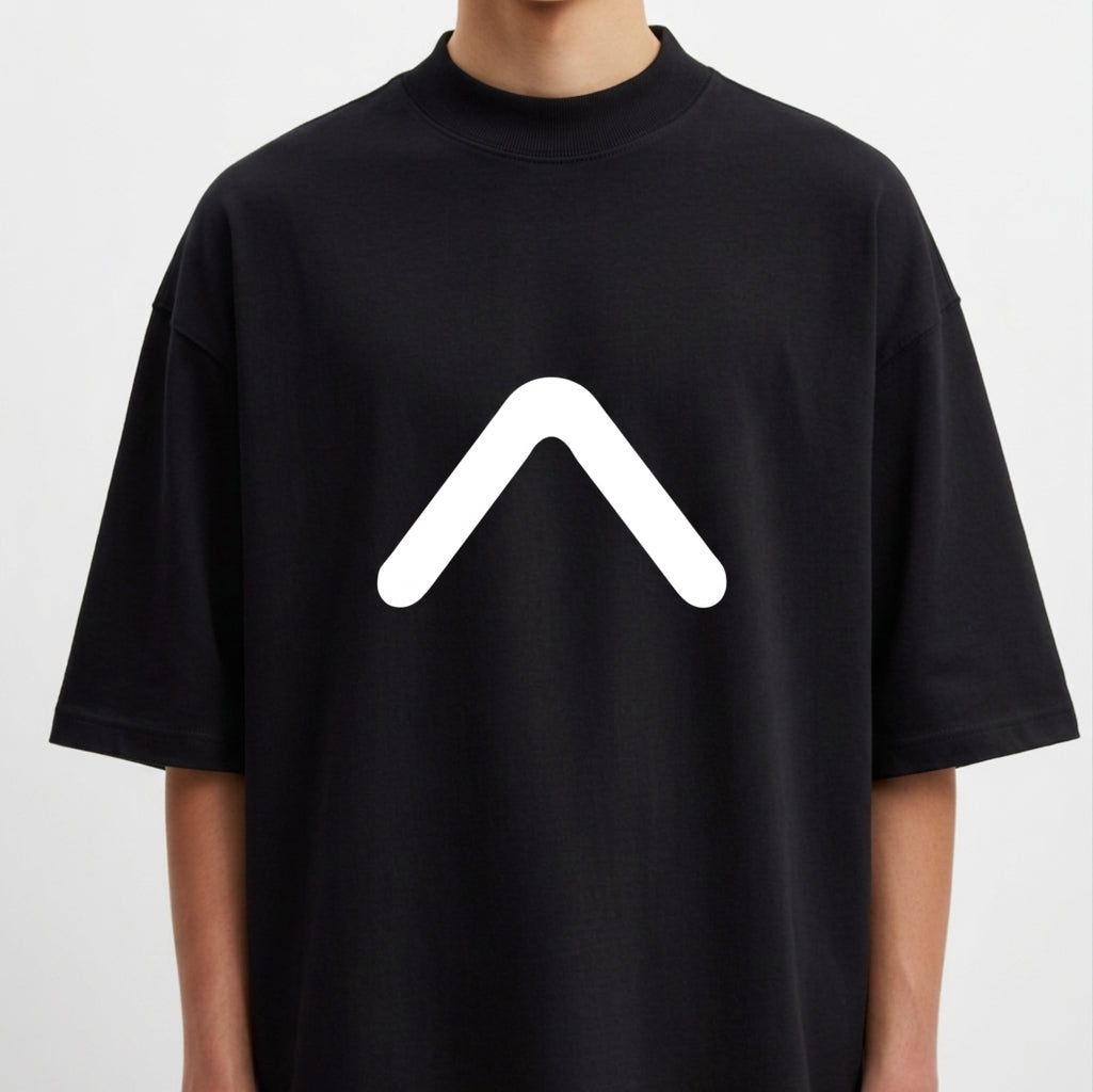Camiseta com estampa frontal de símbolo minimalista em forma de flecha e estampa traseira de fotografia de oceano com coordenadas no rodapé.