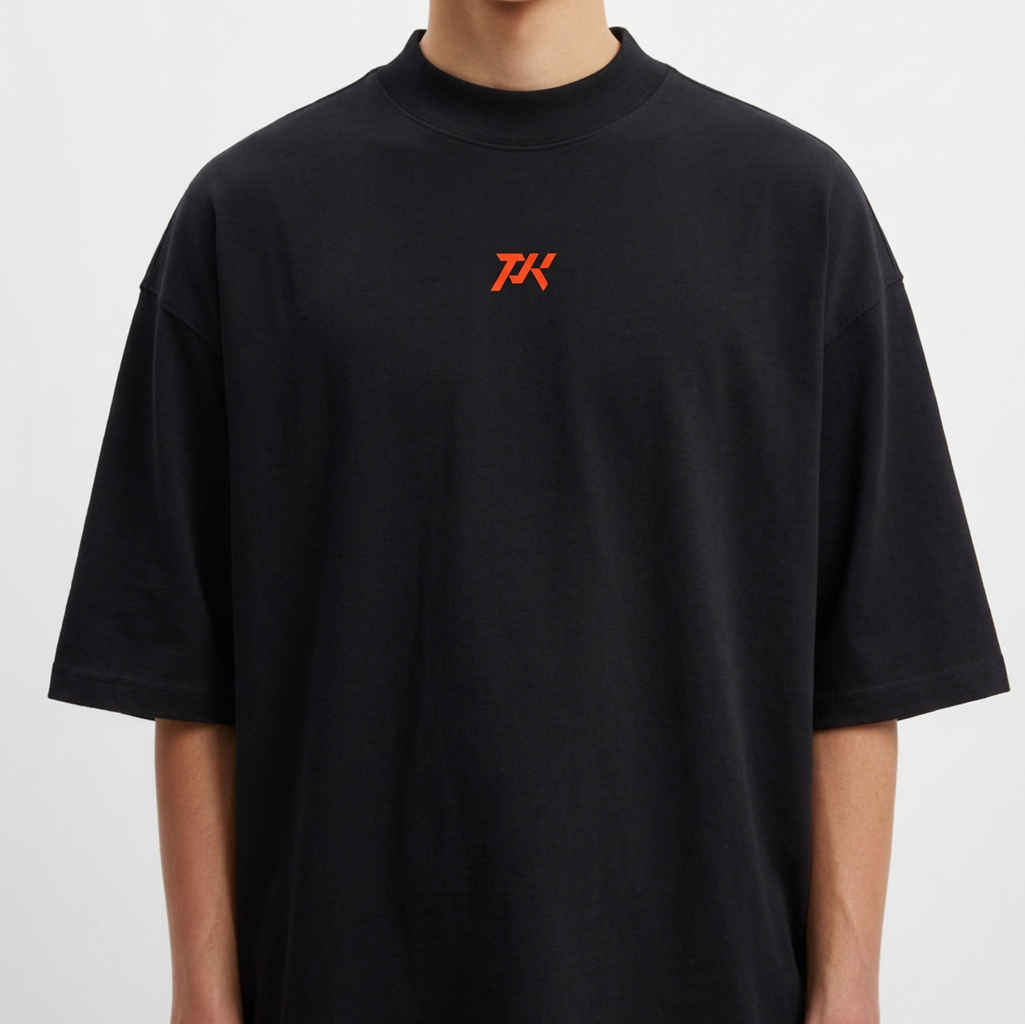 Camiseta com estampa frontal de logo estilizado "YK" e estampa traseira de figura musculosa com detalhes intrincados, acompanhada do texto "Parker Squad".