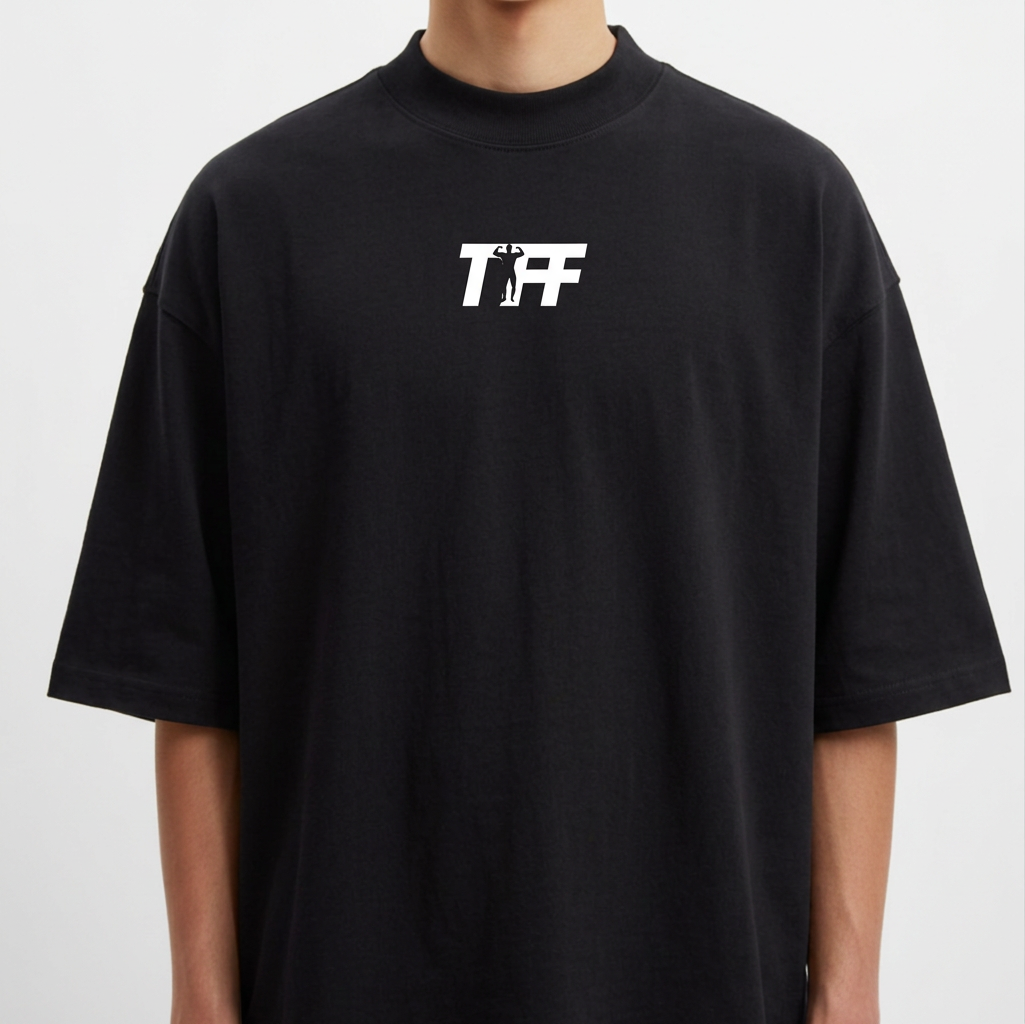 Camiseta com estampa frontal de texto estilizado "TïFF" e estampa traseira de "TEAM FF" em letras maiúsculas.
