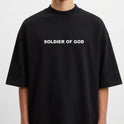 Camiseta com estampa frontal de texto "SOLDIER OF GOD" em tipografia destacada e centralizada.