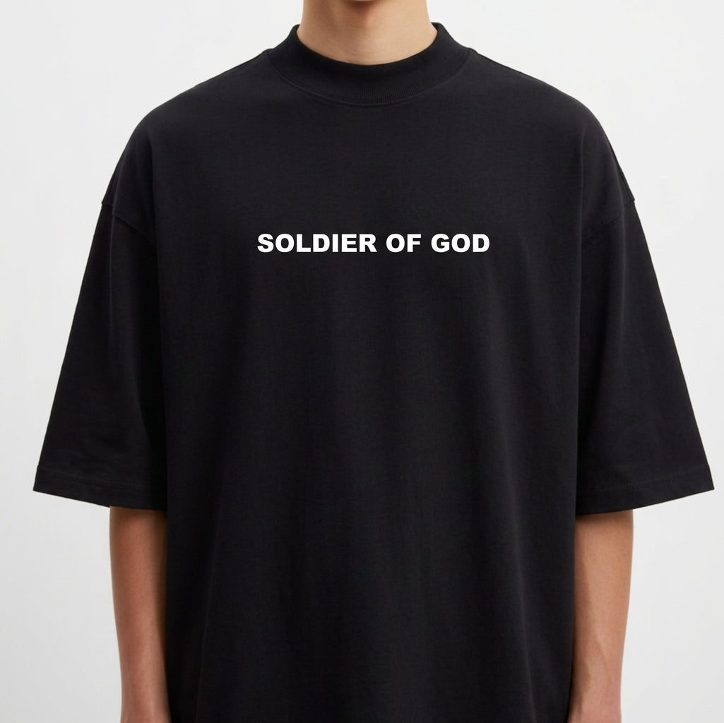 Camiseta com estampa frontal de texto "SOLDIER OF GOD" em tipografia destacada e centralizada.