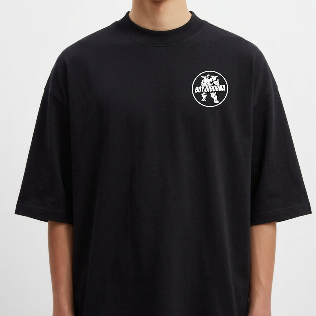Camiseta com estampa frontal de logotipo com personagem e texto "BOY BIGORNA" e estampa traseira de personagem robótico em pose imponente com nome acima.