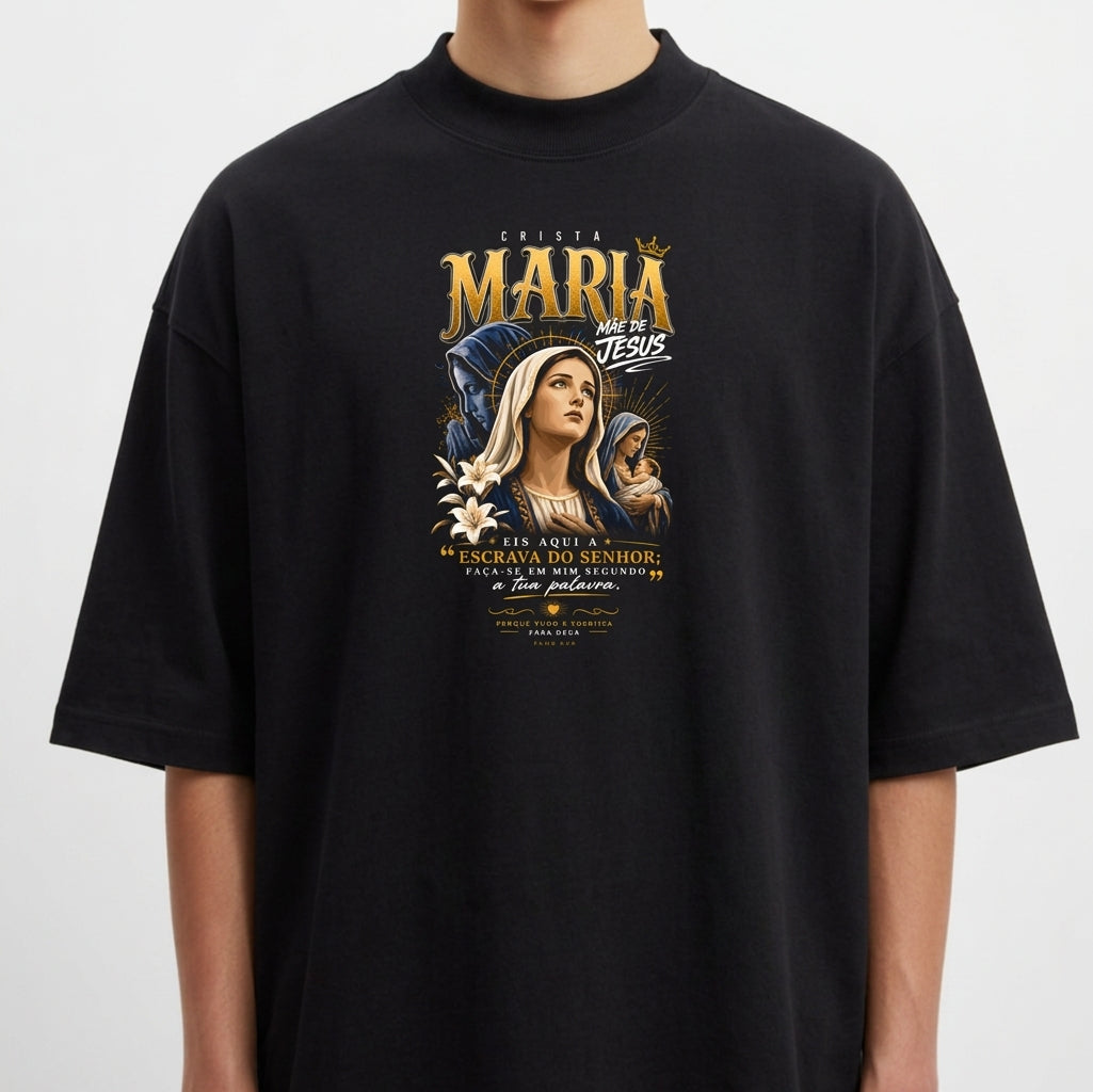 Camiseta com estampa frontal de imagem detalhada de Nossa Senhora, acompanhada de flores e texto estilizado em fonte elegante.