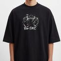 Camiseta com estampa frontal de dois músicos famosos usando chapéus e óculos escuros, centralizados sobre a inscrição estilizada "Run-D.M.C.".
