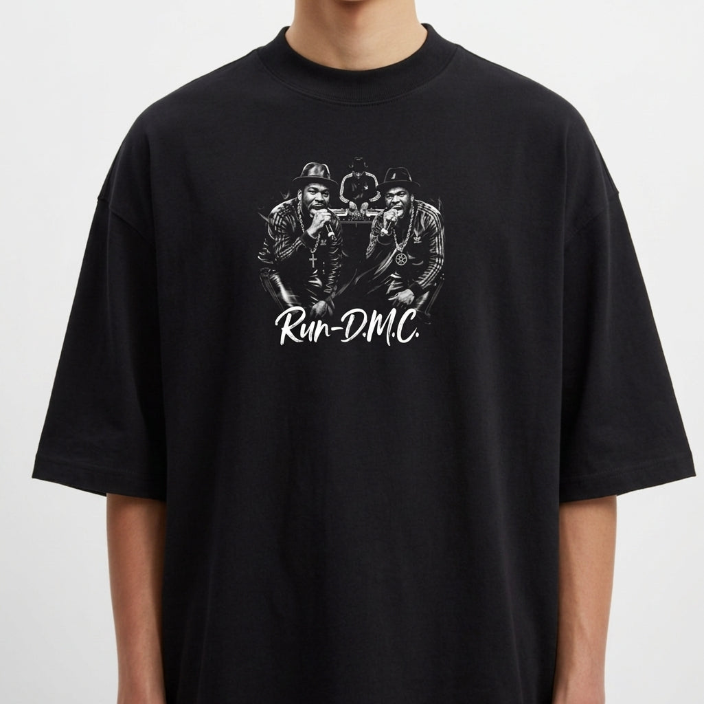 Camiseta com estampa frontal de dois músicos famosos usando chapéus e óculos escuros, centralizados sobre a inscrição estilizada "Run-D.M.C.".