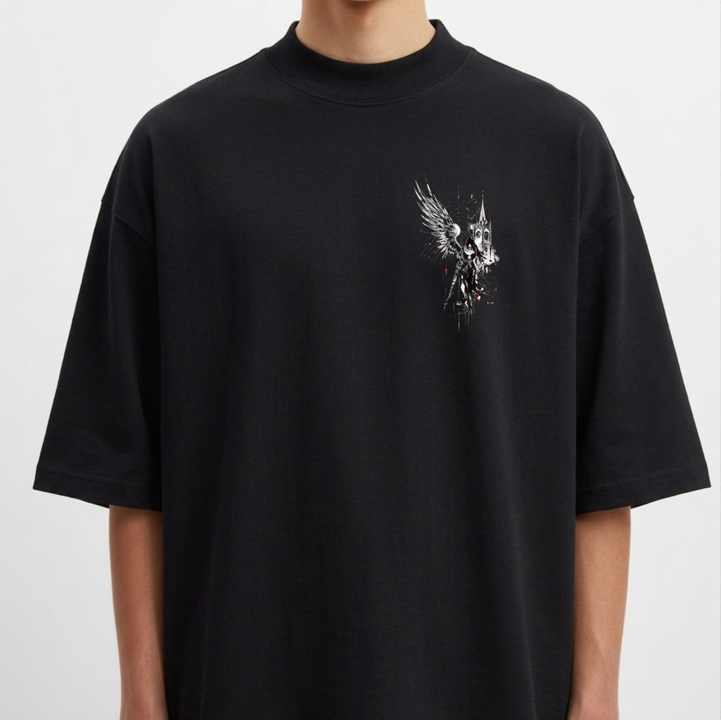 Camiseta com estampa frontal de figura angelical detalhada com asas abertas e envolta em detalhes intricados, compondo um design de estética celestial.