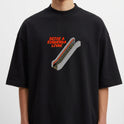 Camiseta com estampa frontal de escada rolante e frase "DEIXE A ESQUERDA LIVRE", em estilo tipográfico destacado ao lado da ilustração.