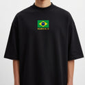 Camiseta com estampa frontal de bandeira estilizada com texto "SALMOS 33, 12" e estampa traseira com frase "FELIZ A NAÇÃO CUJO DEUS É O SENHOR".
