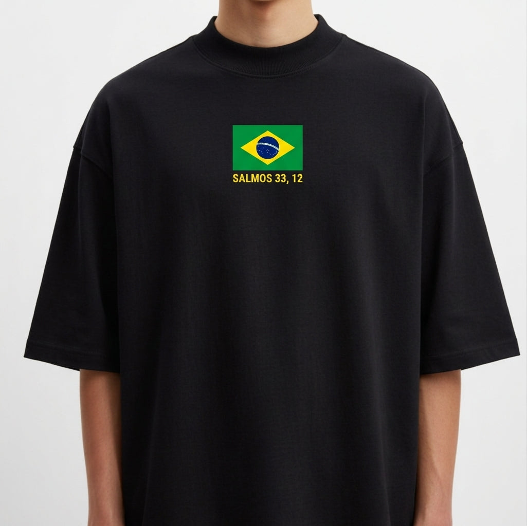 Camiseta com estampa frontal de bandeira estilizada com texto "SALMOS 33, 12" e estampa traseira com frase "FELIZ A NAÇÃO CUJO DEUS É O SENHOR".
