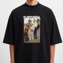 Camiseta com estampa frontal de três pessoas de costas usando camisetas de basquete, em frente a uma rua com árvores, sob um texto estilizado na parte superior.