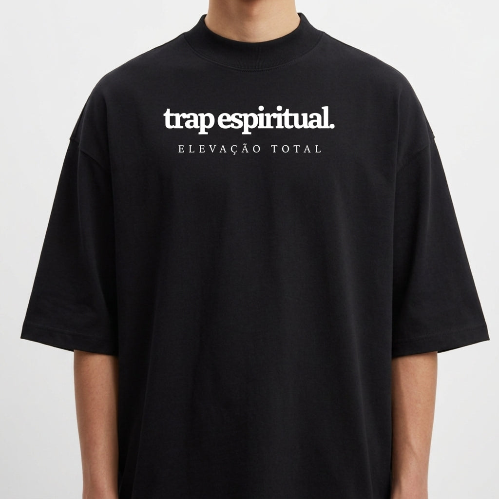 Camiseta com estampa frontal de "trap espiritual. Elevação Total" e estampa traseira com imagem de pessoa meditando, yin-yang e cores místicas vibrantes.