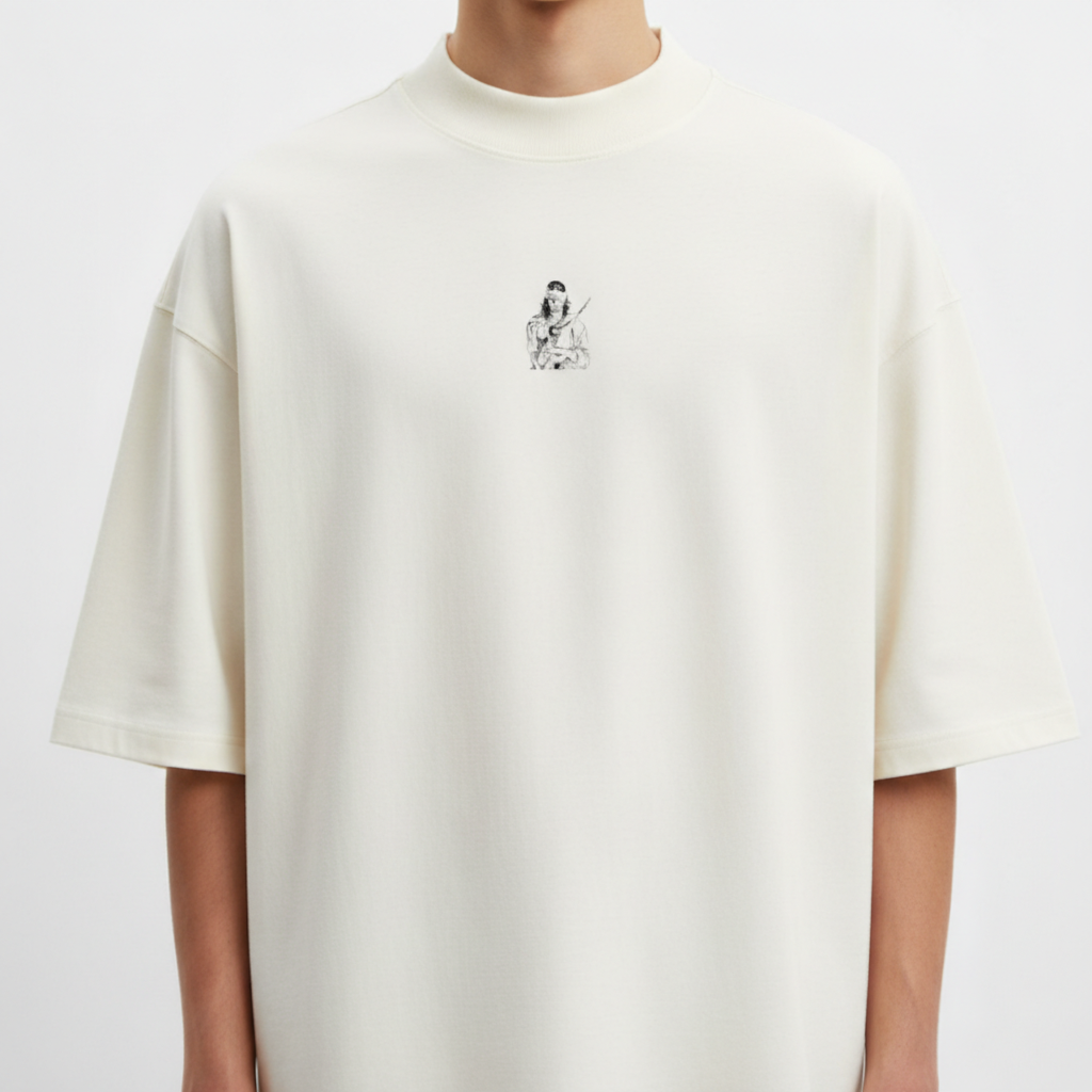 Camiseta com estampa frontal de um samurai desenhado em estilo minimalista e estampa traseira de quadrinhos detalhados com o tema Miyamoto Musashi.