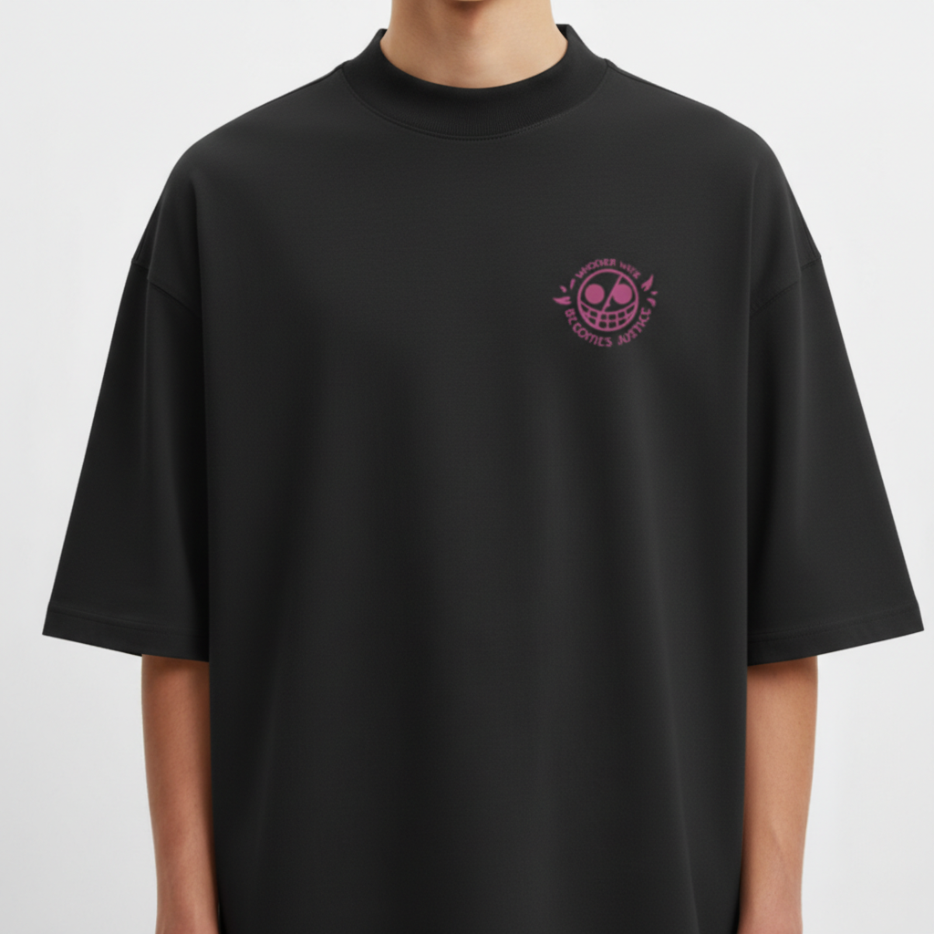 Camiseta com estampa frontal de logotipo circular com elementos de folhas e texto ao redor e estampa traseira de figura sombria com fundo circular abstrato.