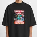 Camiseta com estampa frontal de um dinossauro verde sorridente, acompanhado por textos variados, setas, número "79" e elementos gráficos dinâmicos.