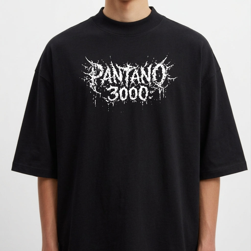 Camiseta com estampa frontal de "Pantano 3000" em letras estilizadas, e estampa traseira de design abstrato com elementos pontiagudos entrelaçados.