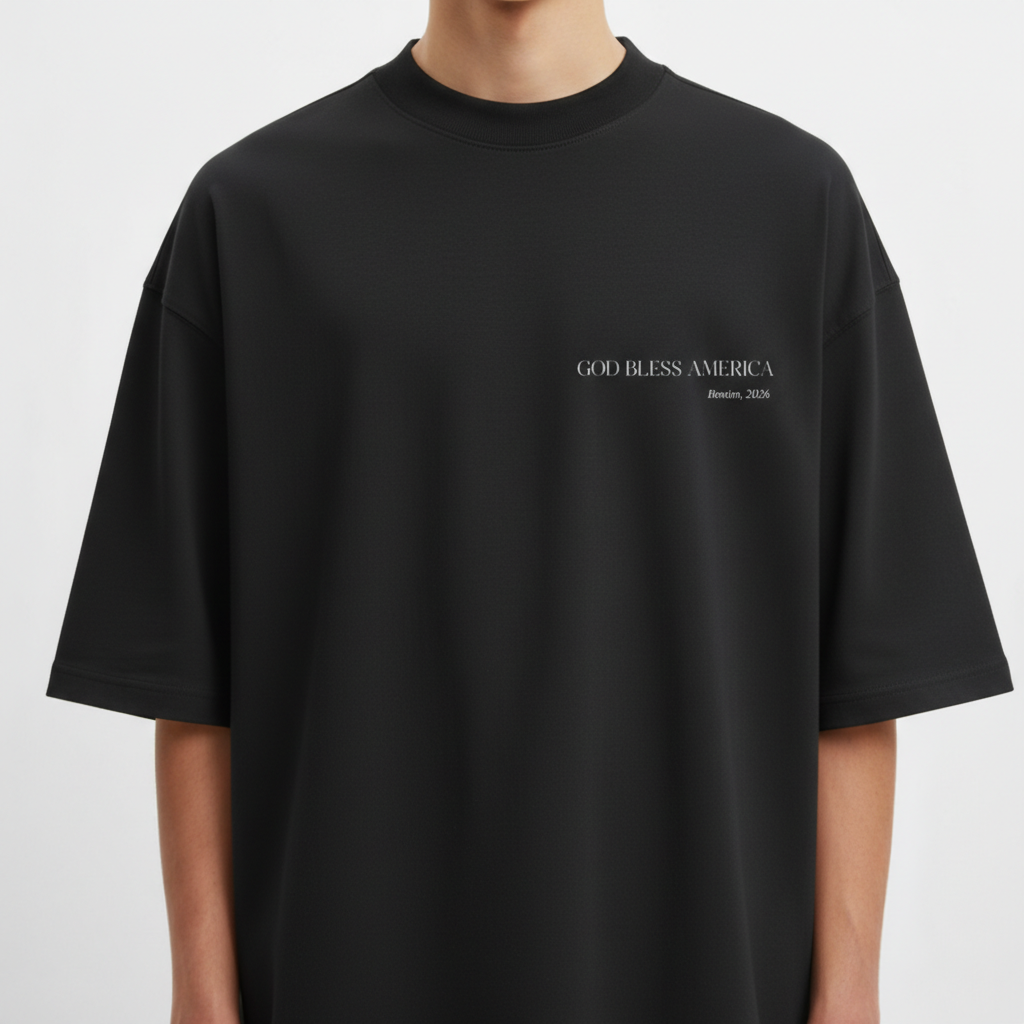 Camiseta com estampa frontal de "God Bless America, Brazil, 2020" e estampa traseira de lista de países em colunas sob a palavra "BRASIL" centralizada.