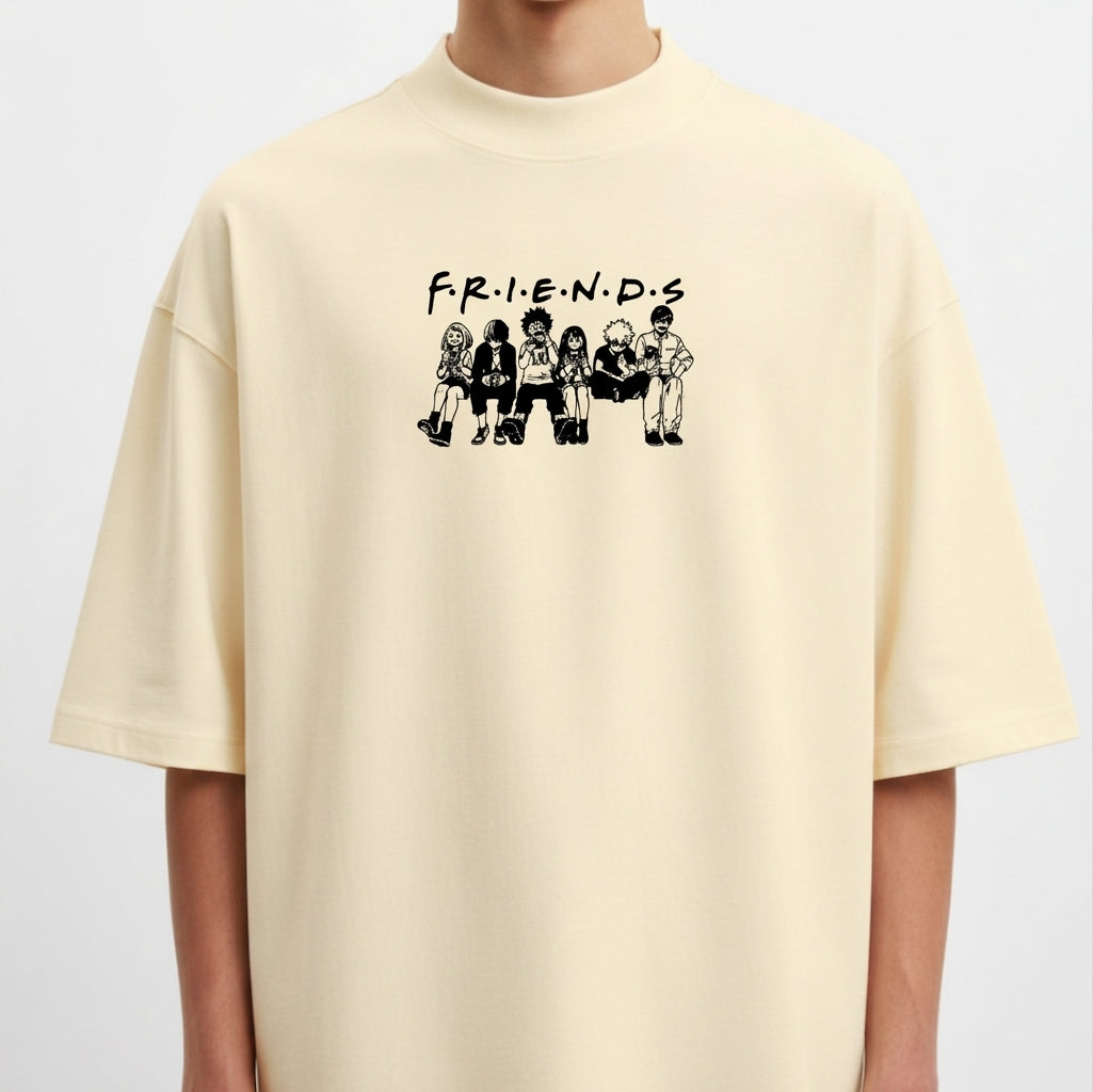 Camiseta com estampa frontal de seis personagens estilizados lado a lado sob a palavra "FRIENDS" em letras maiúsculas, remetendo a um icônico grupo.