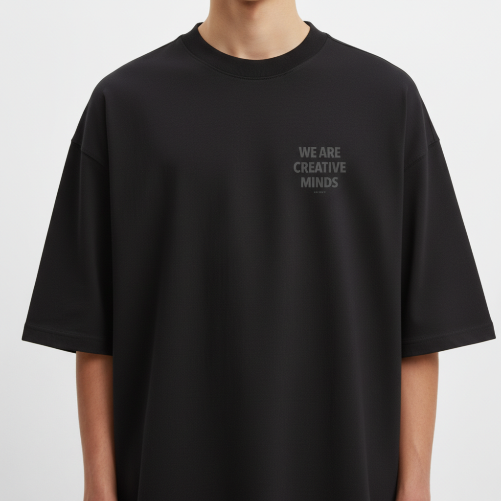 Camiseta com estampa frontal de texto "WE ARE CREATIVE MINDS" e estampa traseira maior com mesma frase, acompanhada de texto menor "just ship it".