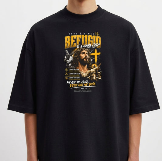 Camiseta com estampa frontal de figura religiosa com detalhes tipográficos, incluindo cruz e elementos de texto estilizados ao redor do personagem.