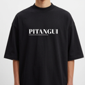 Camiseta com estampa frontal de "PITANGUI" sublinhado e estampa traseira de uma praça com árvore central, banco de madeira e placa de "PAZ E AMOR".