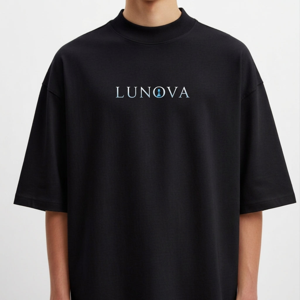 Camiseta com estampa frontal de "LUNOVA" e estampa traseira de rei xadrez detalhado em perfil com coroa, rodeado por peças sobre tabuleiro.