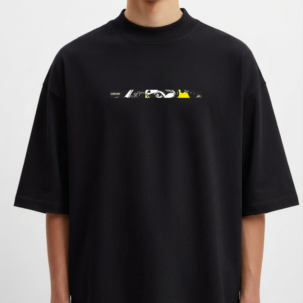 Camiseta com estampa frontal de elementos abstratos estilizados e fragmentos de rosto e estampa traseira de piloto de corrida com capacete e assinatura.