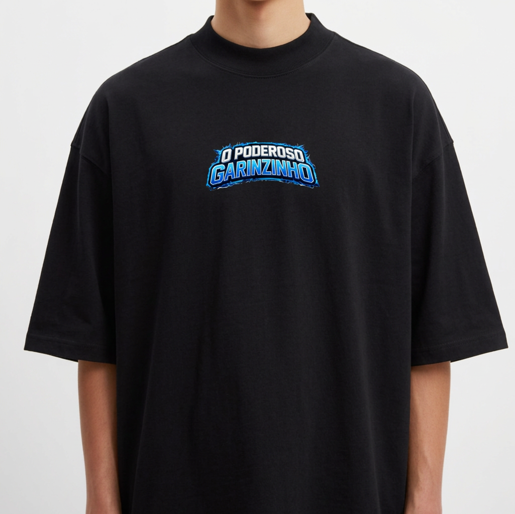 Camiseta com estampa frontal de texto estilizado "O PODEROSO GARINZINHO" e estampa traseira com texto semelhante acima de uma imagem de bebê musculoso.