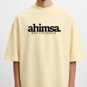 Camiseta com estampa frontal de "ahimsa. não violência" e estampa traseira de "yamas. satya verdade, brahmacharya moderação, ahimsa não violência, asteya não roubar, aparigraha desapego".