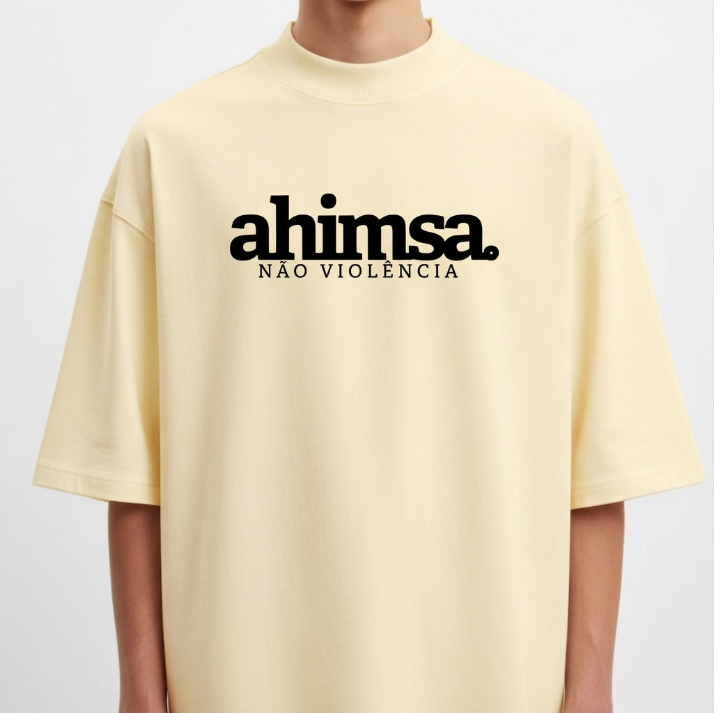 Camiseta com estampa frontal de "ahimsa. não violência" e estampa traseira de "yamas. satya verdade, brahmacharya moderação, ahimsa não violência, asteya não roubar, aparigraha desapego".