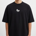 Camiseta com estampa frontal de coliseu estilizado e estampa traseira de figura carregando uma cruz, acompanhada de texto inspirador sobre fé.