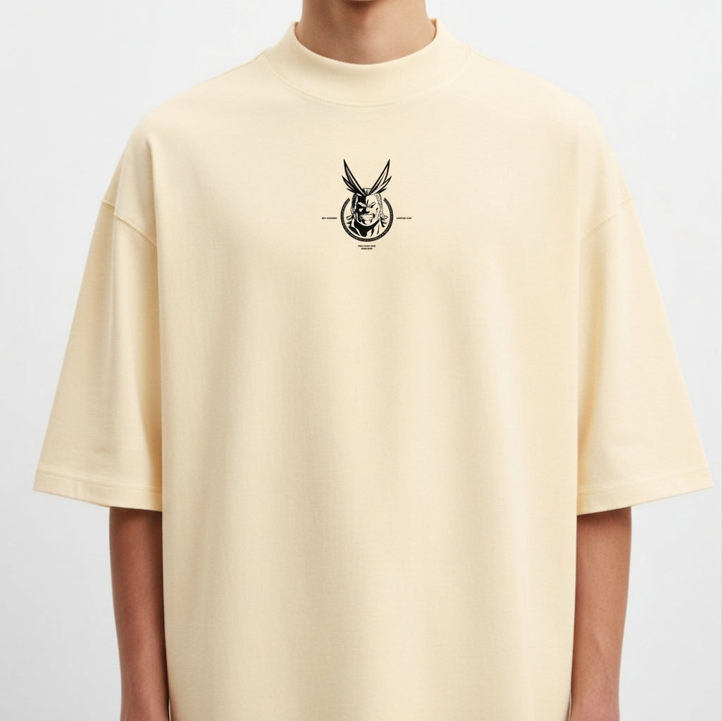 Camiseta com estampa frontal de um emblema listrado com asas e rosto e estampa traseira de personagem musculoso com traços de mangá e texto em japonês.