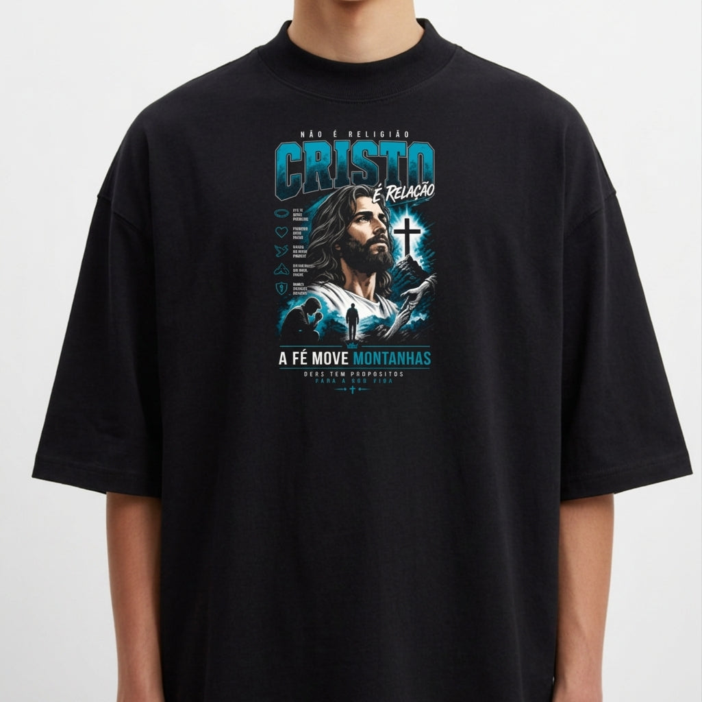 Camiseta com estampa frontal de Jesus Cristo com cabelo longo, barba, vestimentas tradicionais, cruz ao lado e texto "Cristo é relação, a fé move montanhas".