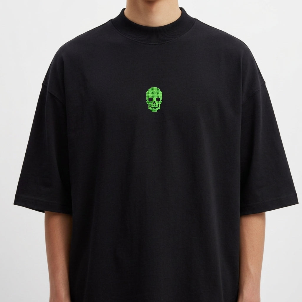 Camiseta com estampa frontal de um crânio pixelado e estampa traseira de um dragão estilizado pixelado acompanhado pela inscrição "Rage Boys".