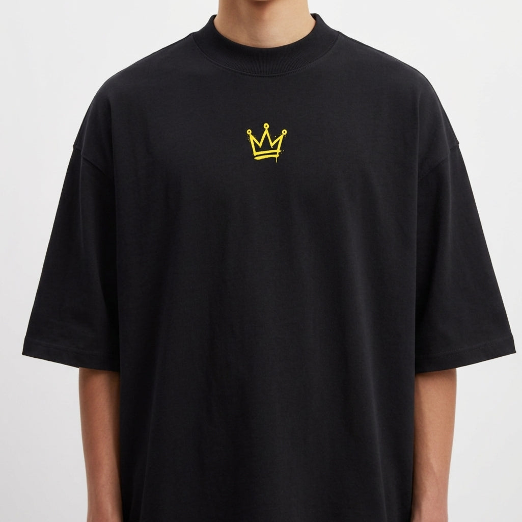 Camiseta com estampa frontal de coroa estilizada e estampa traseira de carro esportivo sob título "BMW Project" envolvido por efeitos dinâmicos e gráficos intensos.