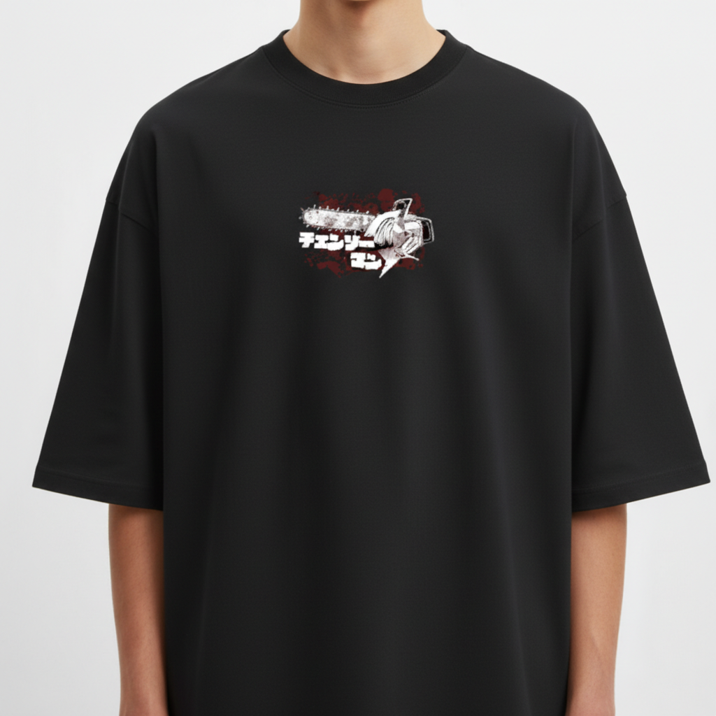 Camiseta com estampa frontal de figura estilizada e texto sobreposto e estampa traseira de dragão detalhado em estilo oriental com traços sinuosos.