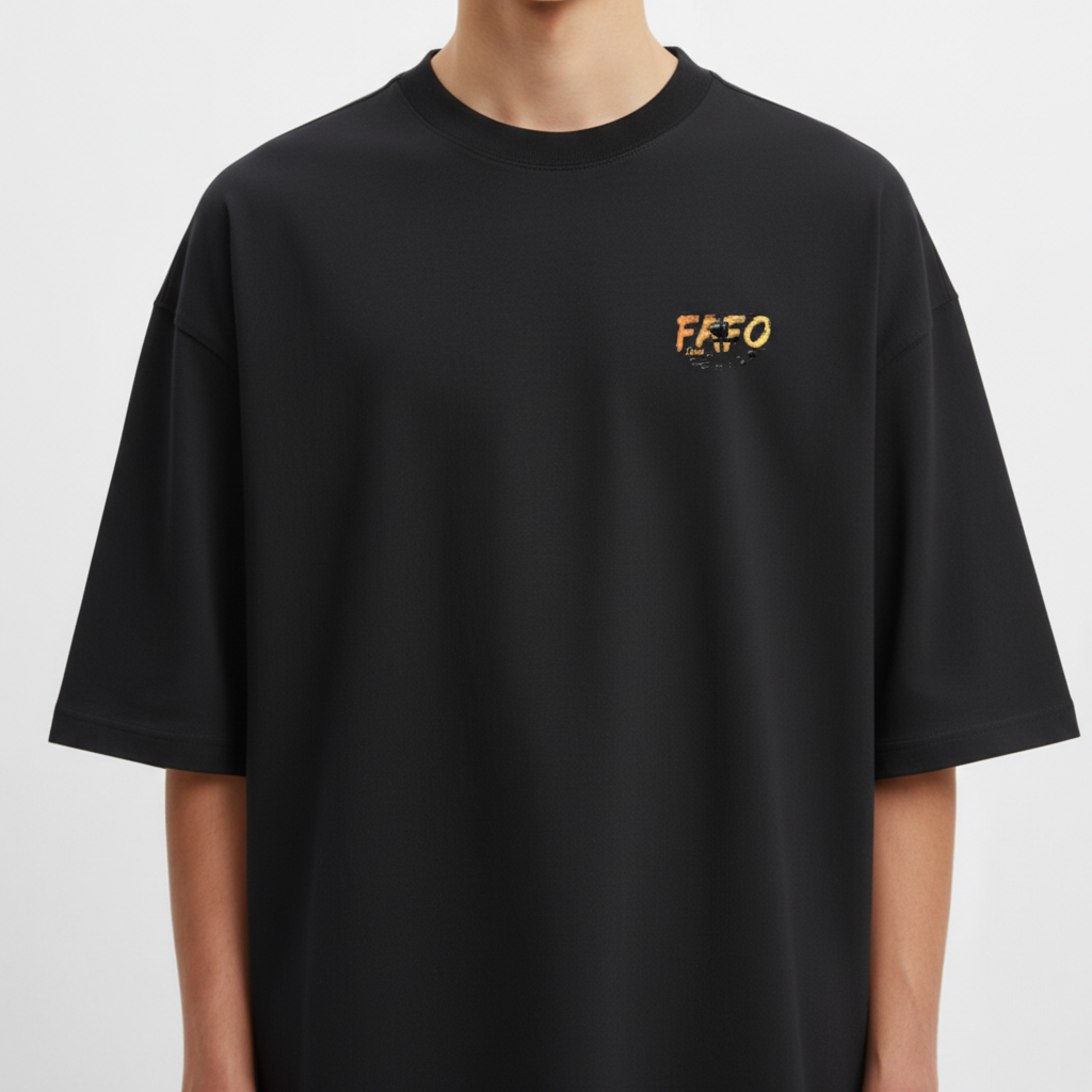 Camiseta com estampa frontal de letras grandes "FAFO" e estampa traseira de imagem de homem com helicópteros ao fundo e frases "Fuck Around Find Out".