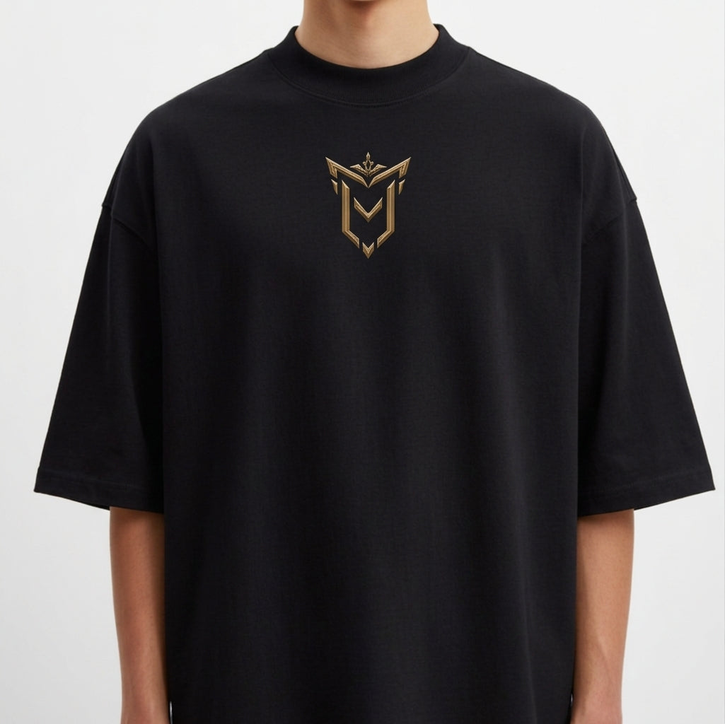 Camiseta com estampa frontal de símbolo estilizado minimalista e estampa traseira de personagem em pose dinâmica cercado por textos e gráficos detalhados.