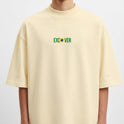 Camiseta com estampa frontal de texto "EXEOVER" e detalhe gráfico central, e estampa traseira de texto "ACORDA BRASIL" com símbolo gráfico integrado.