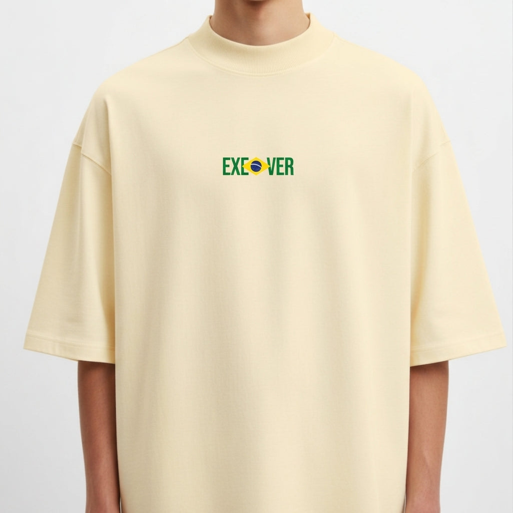 Camiseta com estampa frontal de texto "EXEOVER" e detalhe gráfico central, e estampa traseira de texto "ACORDA BRASIL" com símbolo gráfico integrado.