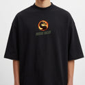 Camiseta com estampa frontal de dragão circular acompanhado do texto "FINISH HIM!!" e estampa traseira de personagem com texto em torno e detalhes gráficos.