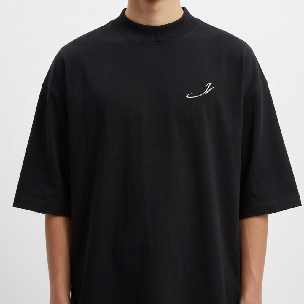 Camiseta com estampa frontal de assinatura estilizada delicada e estampa traseira de dragão tribal detalhado com asas curvas e cauda serpenteante.