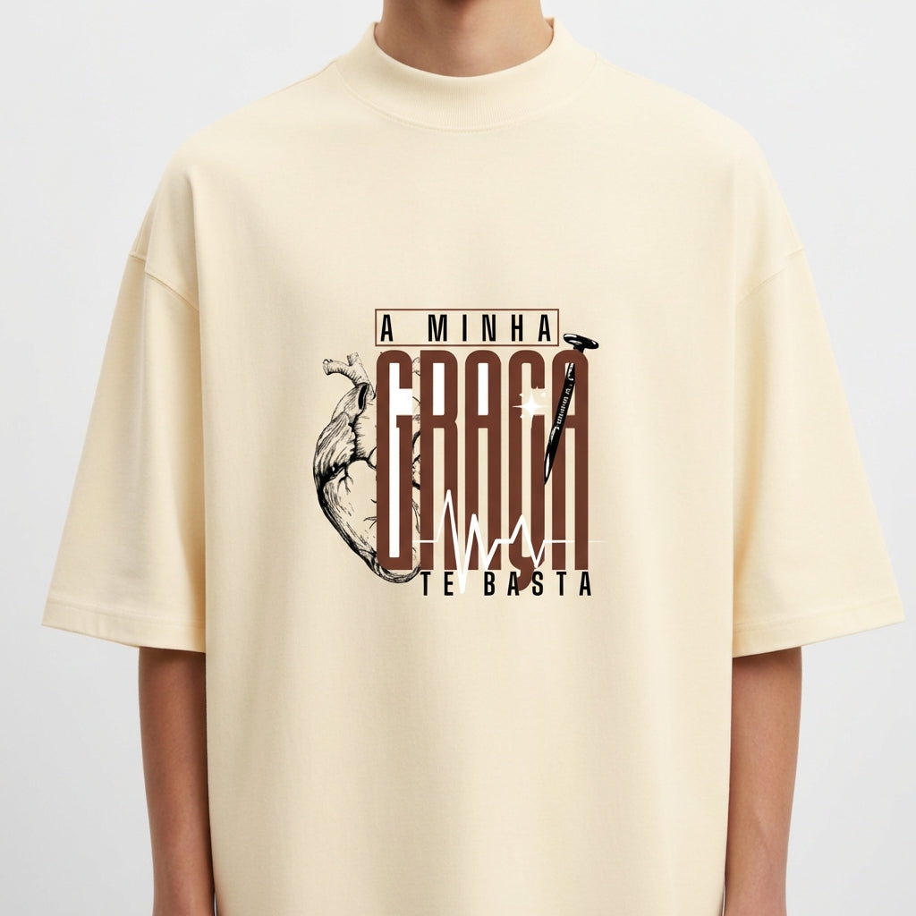 Moletom com estampa frontal de coração anatômico com texto estilizado "A MINHA GRAÇA TE BASTA" e estampa traseira de logotipo "HOPE Surf" em pequeno destaque.