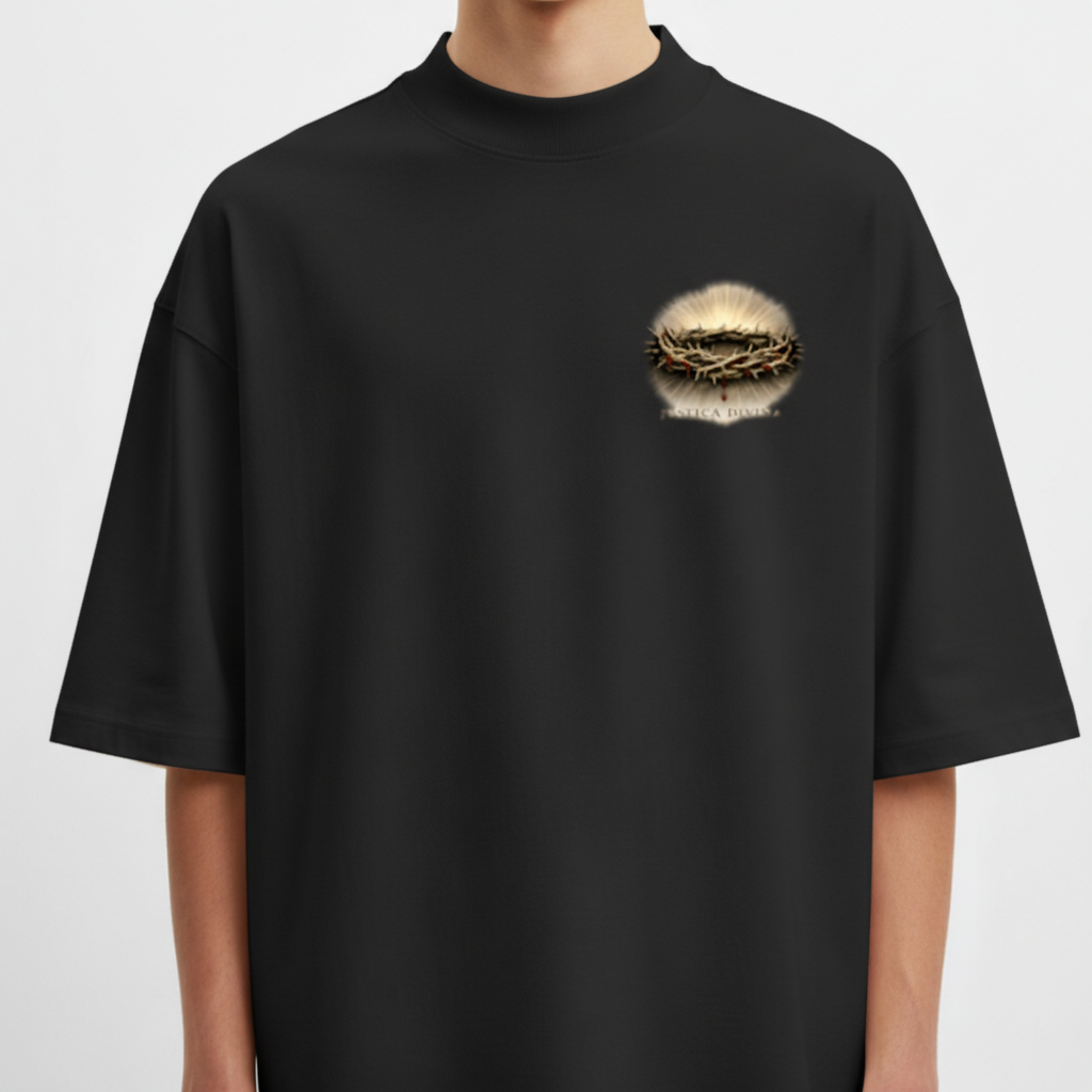 Camiseta com estampa frontal de coroa de espinhos detalhada e estampa traseira de figura angelical segurando uma espada, acompanhada de tipografia estilizada.